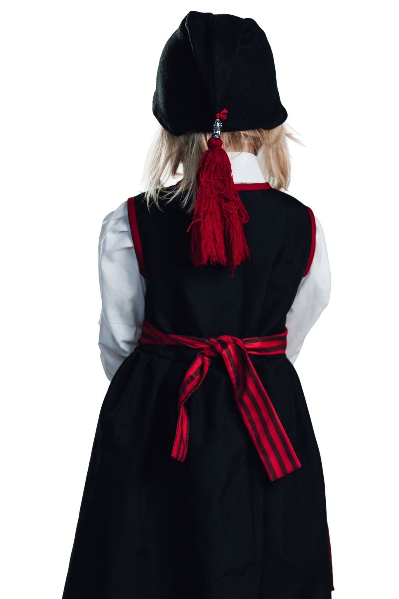 Stelpa klædd í hátíðarbúning fyrir börn á afmæli